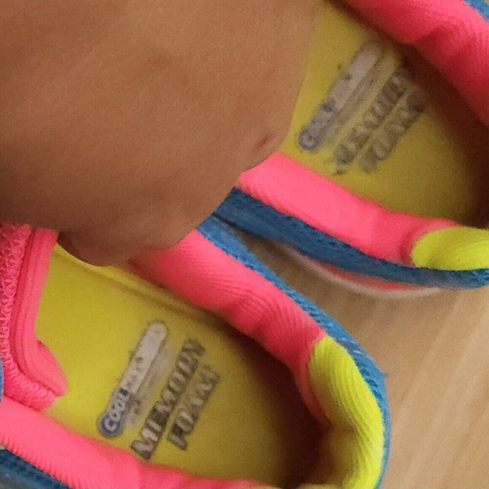 Fila Womens White And Neon Athletic Shoes 6 1/2 - Picture 6 of 7